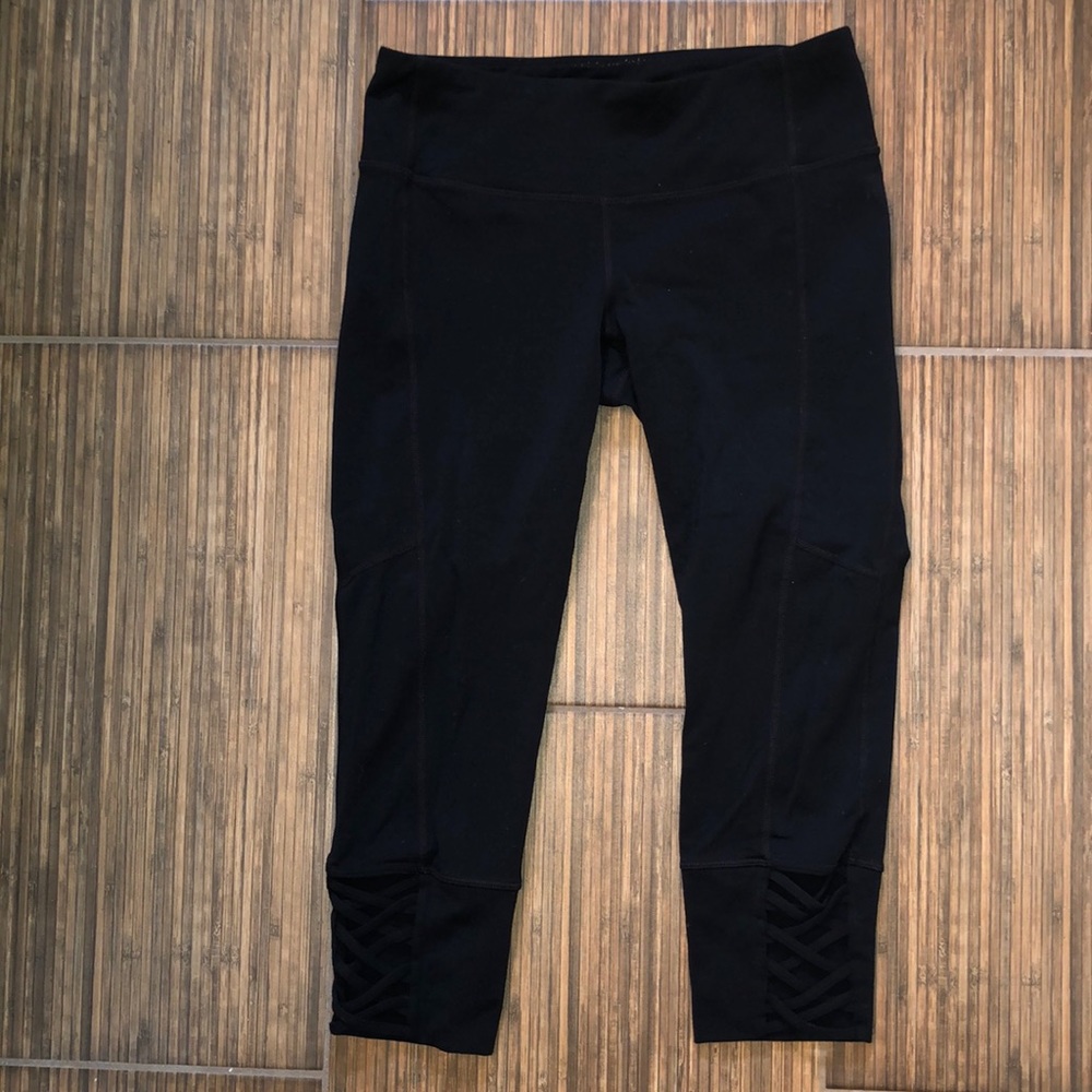 LIKE NEW ATHLETA CROPPED BLACK LEGGINGS SIZE SMALL